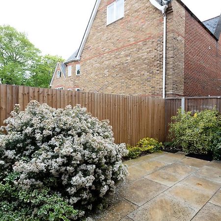 Immaculate Central Windsor Town House With Parking Exterior foto