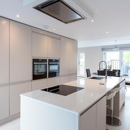 Immaculate Central Windsor Town House With Parking Exterior foto