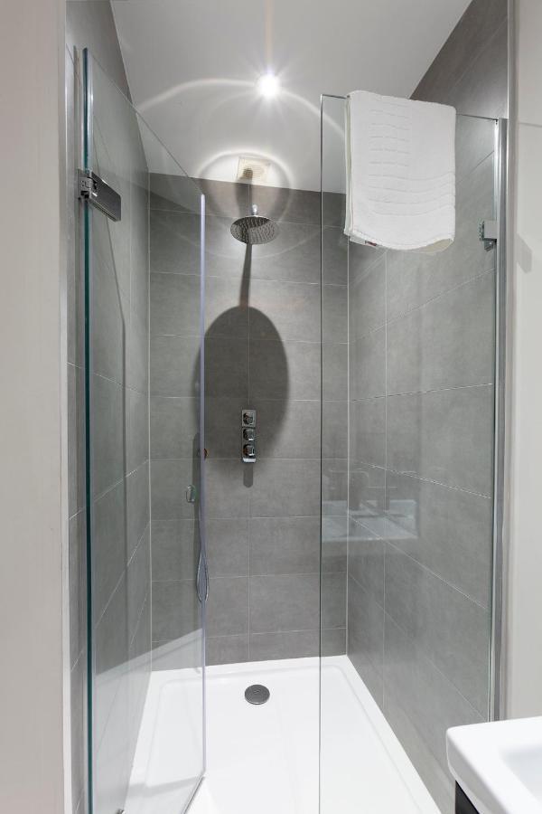 Immaculate Central Windsor Town House With Parking Exterior foto