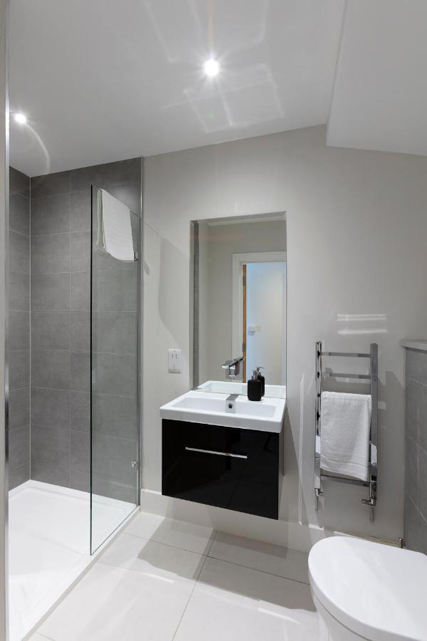 Immaculate Central Windsor Town House With Parking Exterior foto