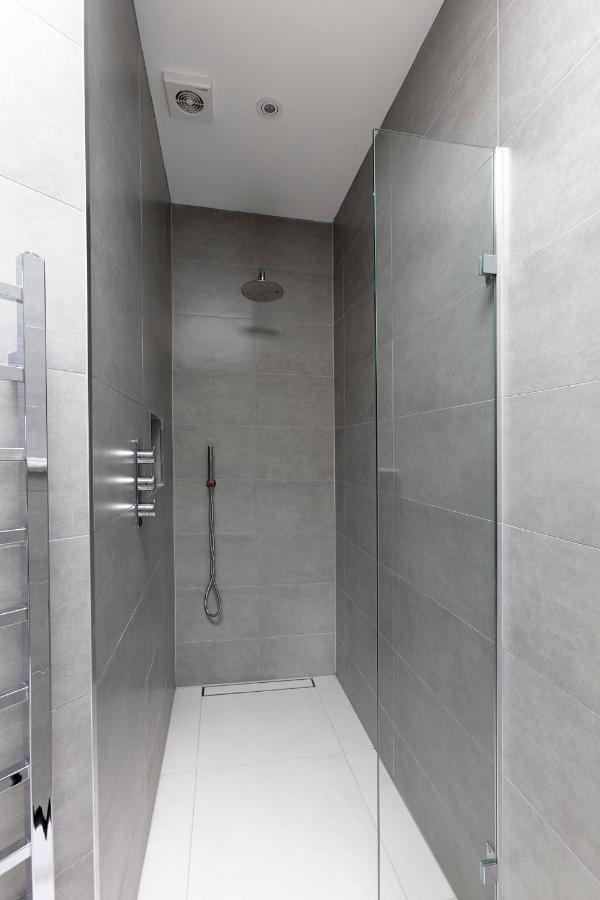 Immaculate Central Windsor Town House With Parking Exterior foto