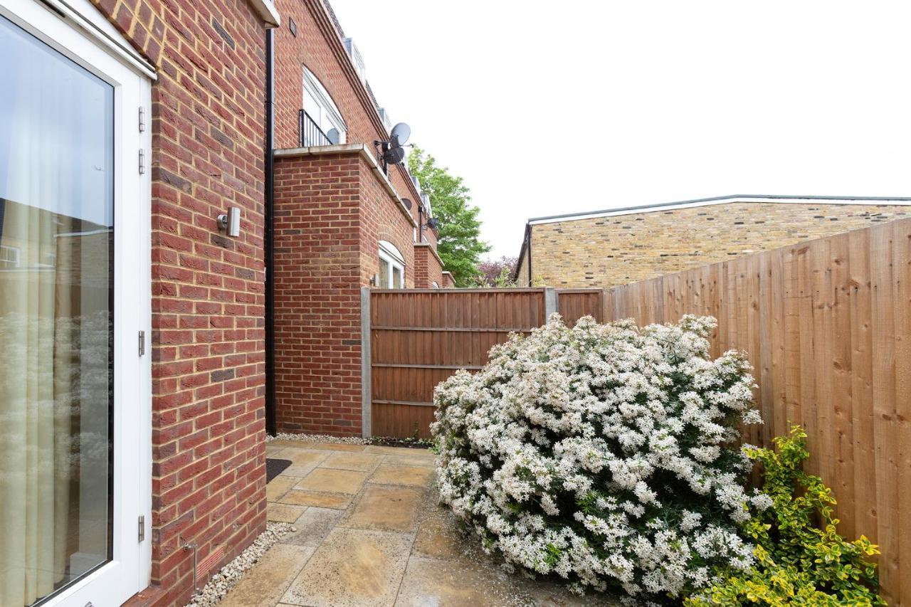Immaculate Central Windsor Town House With Parking Exterior foto