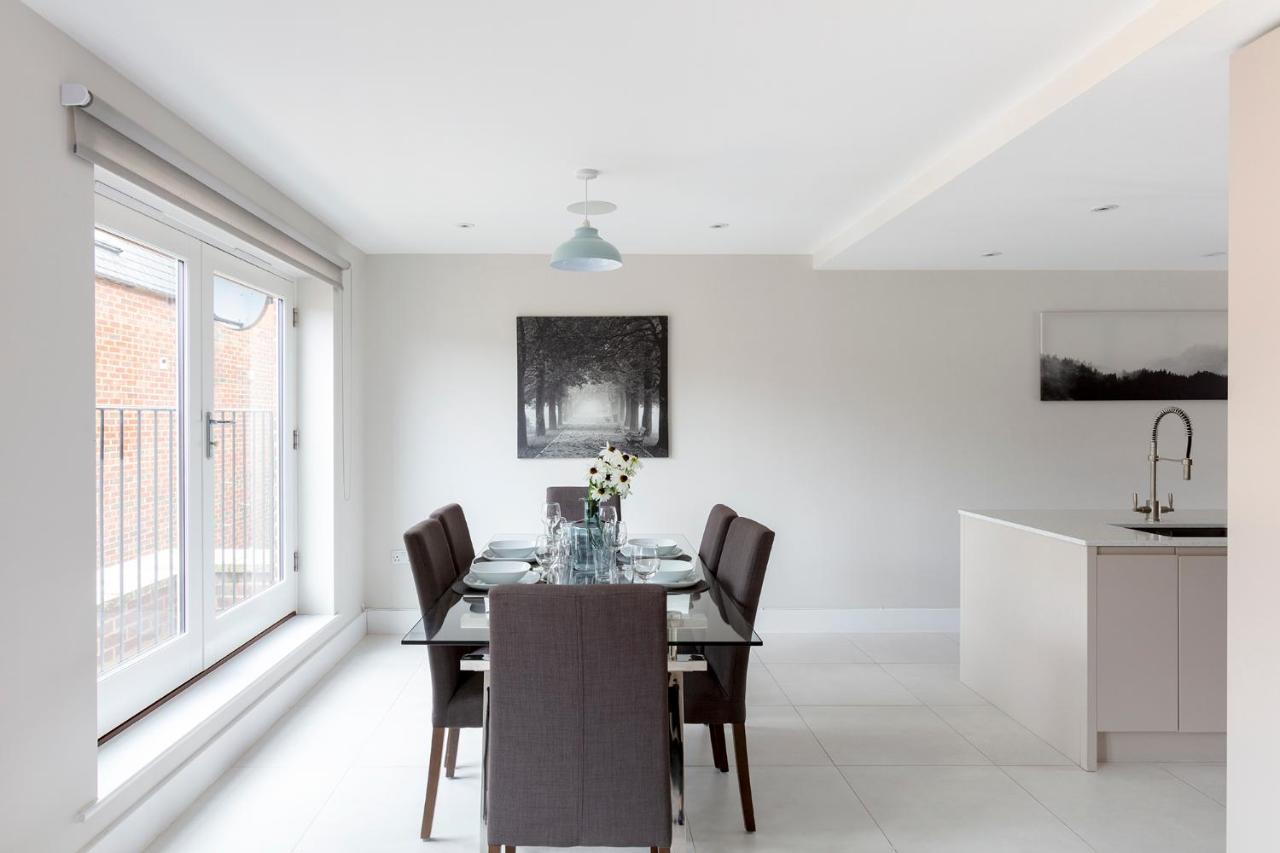 Immaculate Central Windsor Town House With Parking Exterior foto