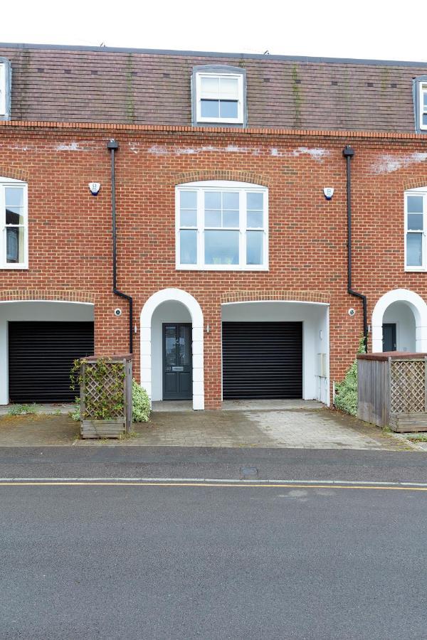 Immaculate Central Windsor Town House With Parking Exterior foto